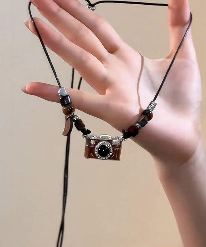 Collier pendentif appareil photo rétro en cuir brun doré et résine émaillée goutte à goutte - Amawinc