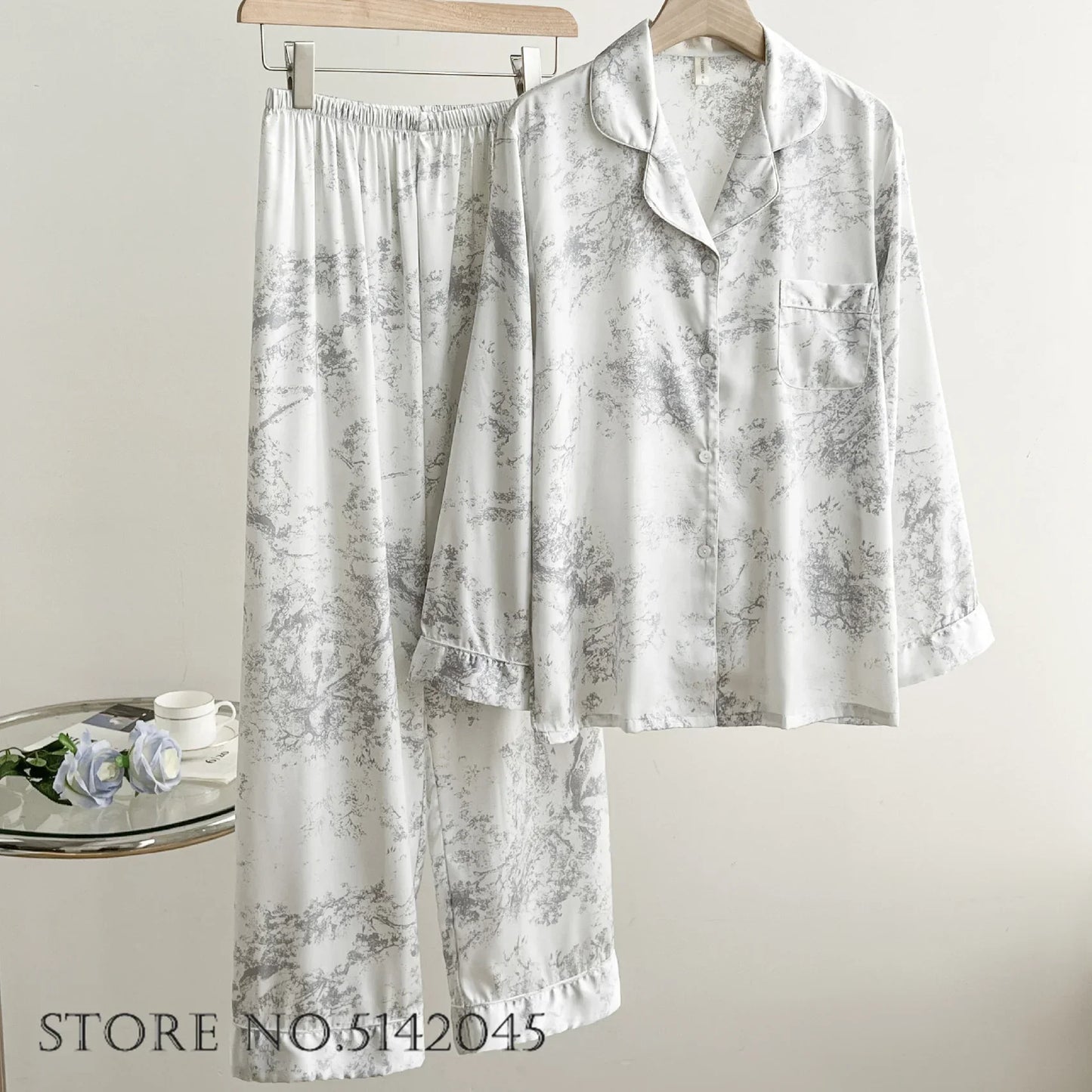 Ensemble Pyjama Satin Floral Sweet Blossom Avec Col Revers Manches Longues Poches Frontales Pantalon Élastiqué