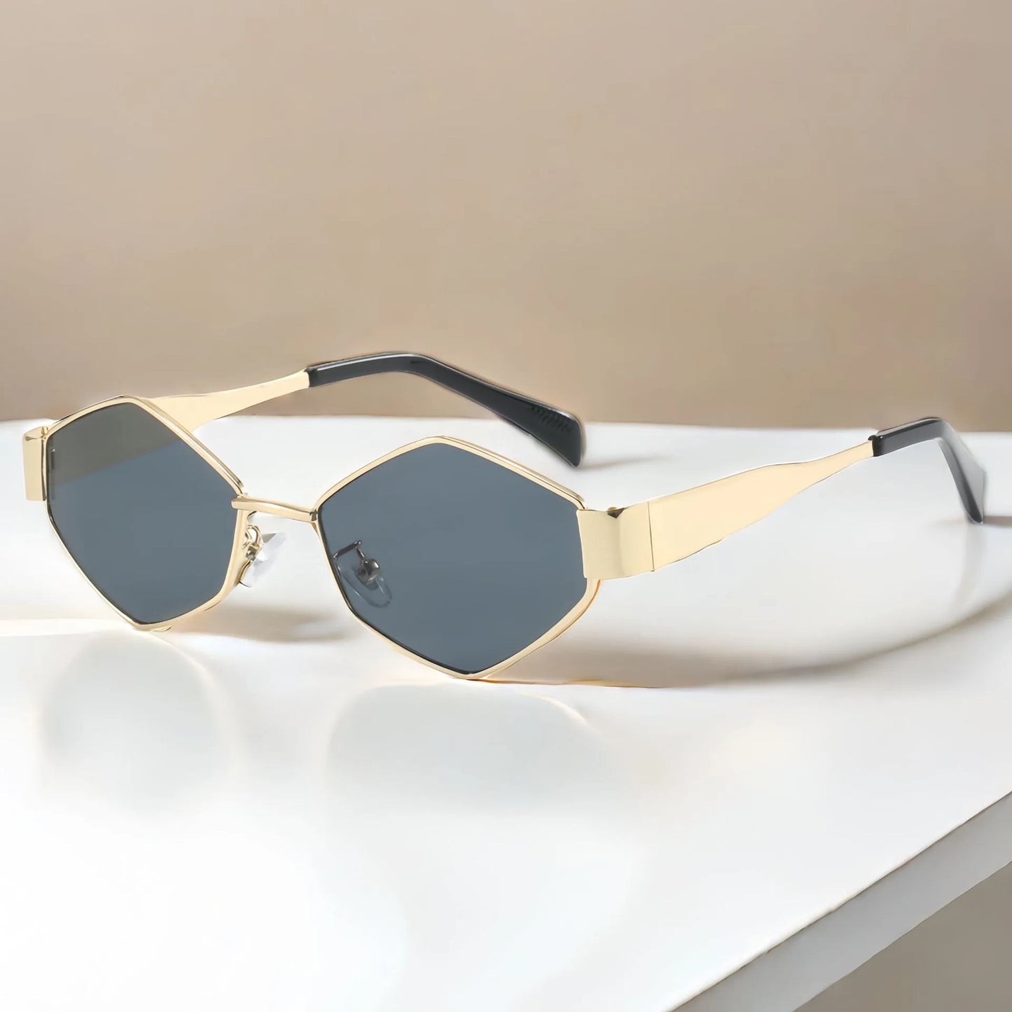 Lunettes De Soleil Gianna Avec Verres Géométriques Audacieux Et Monture Large Dorée