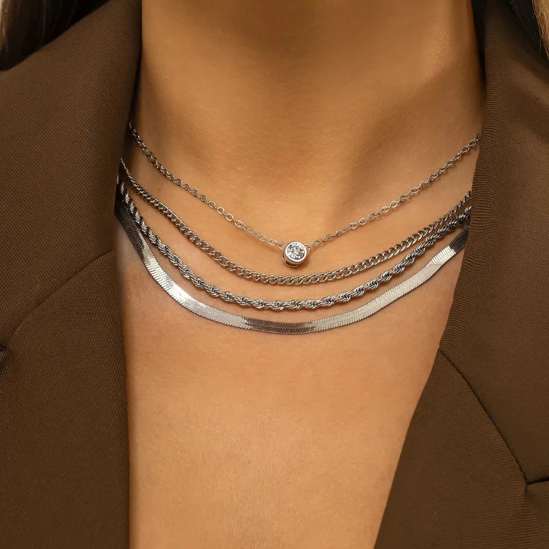 Collier Superposé Renata Signature Or Doré Avec Chaînes Entrelacées Et Pendentif Distinctif Ajustable