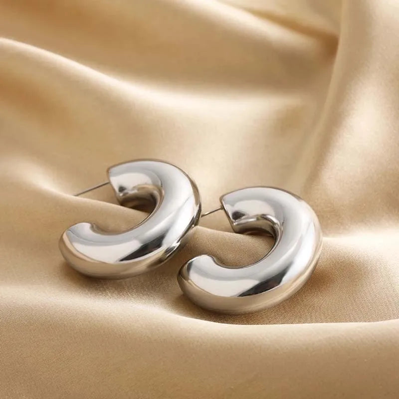 Boucles Doreilles Embrè Sculpturales Miroir Brillant Pour Une Allure Sophistiquée Et Élevée