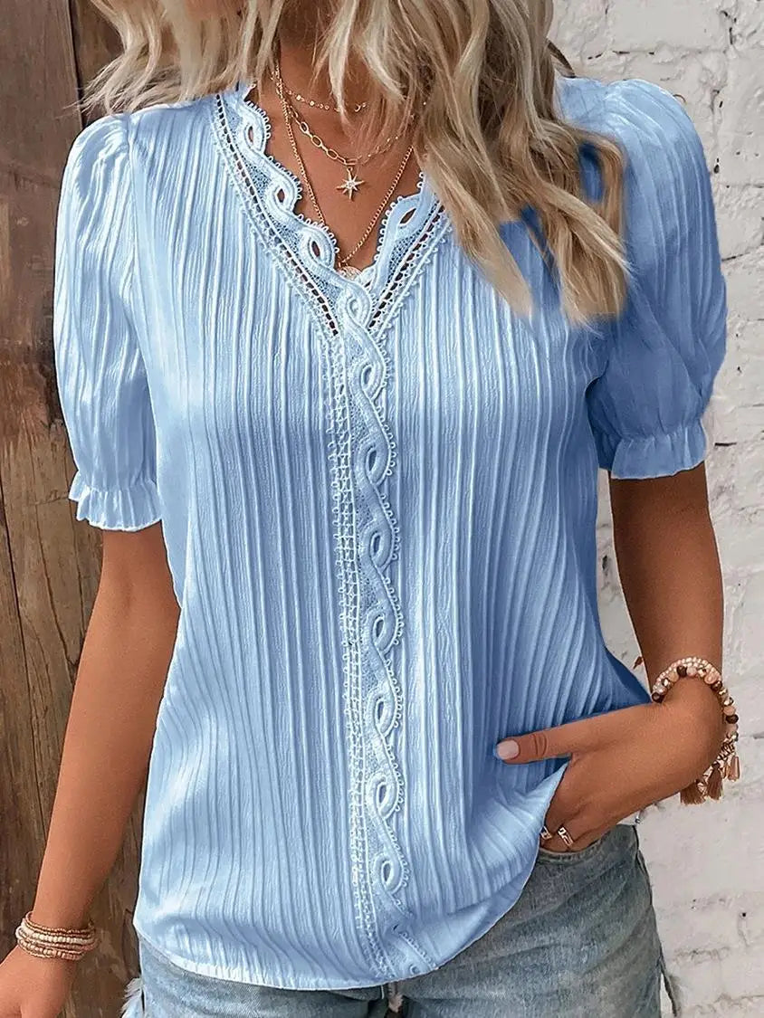 Blouse Isla En Dentelle À Encolure V Ornée De Dentelle Tissu Léger Plis Délicats Manches Courtes