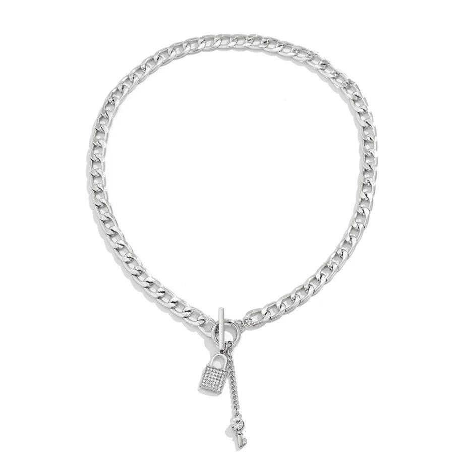 Collier Chaîne Dorée Avec Pendentif Clé Et Serrure Cristalée Or Jaune Pendentif Raffiné