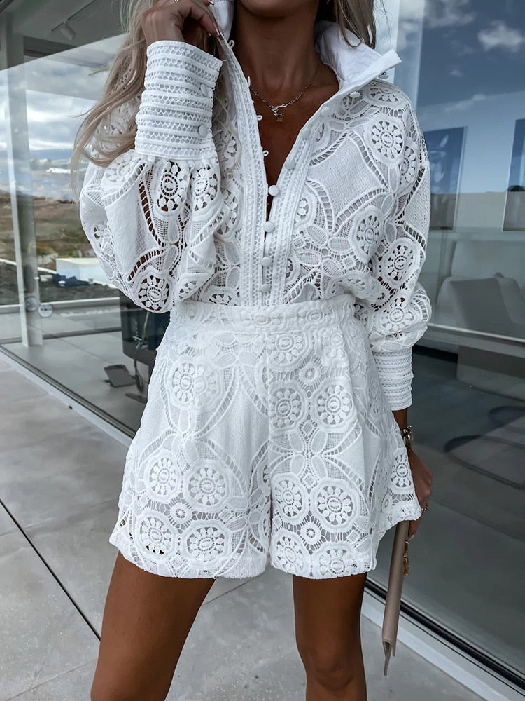 Krizelle: Spitzenbluse und Shorts im Set