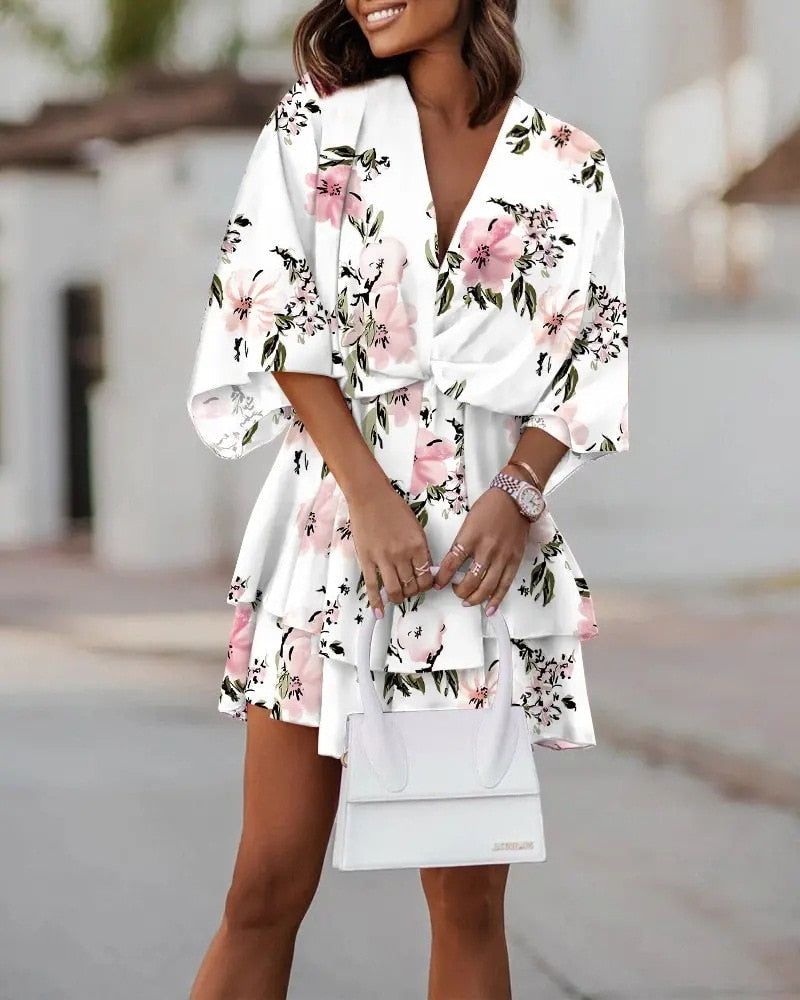 Kurzes Damenkleid mit V-Ausschnitt und Blumenprint