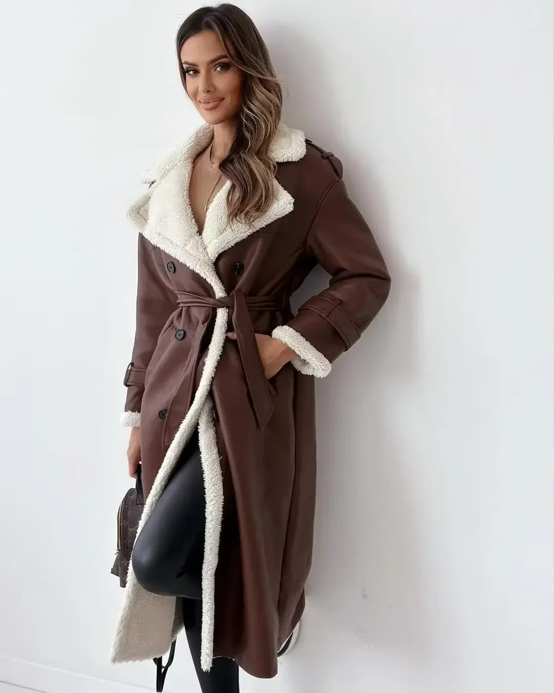 Manteau Trench Femme En Cuir PU Peluche Doublure Avec Col Debout Et Double Boutonnage