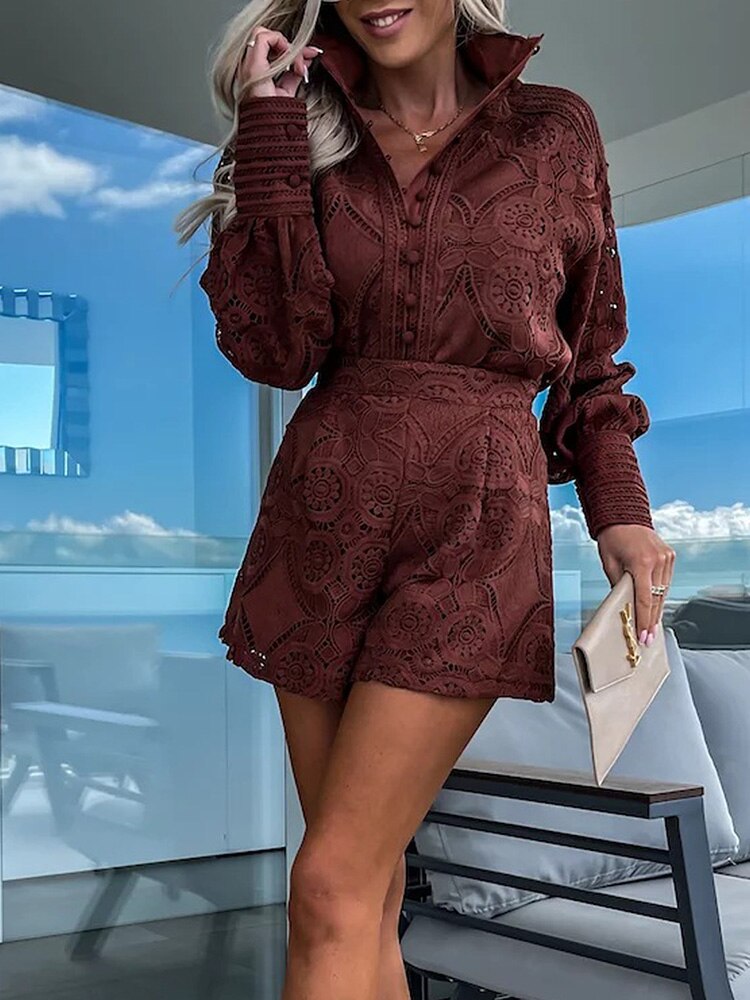 Krizelle: Spitzenbluse und Shorts im Set