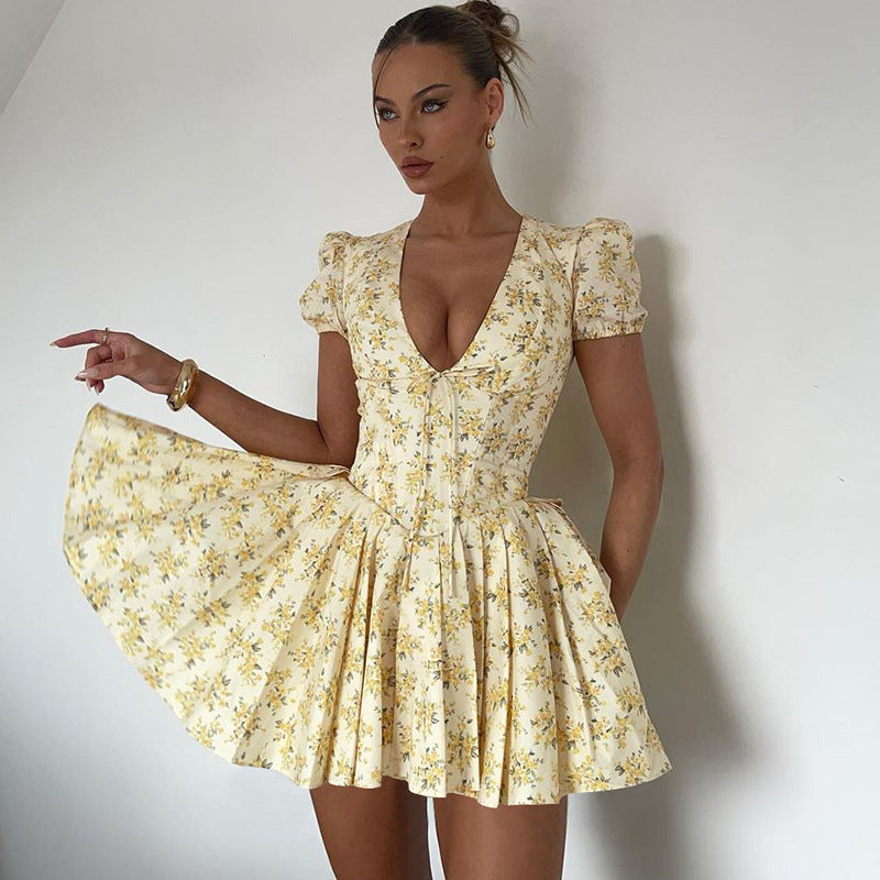 Kurzes Blumenkleid von Sophie mit tiefem Ausschnitt