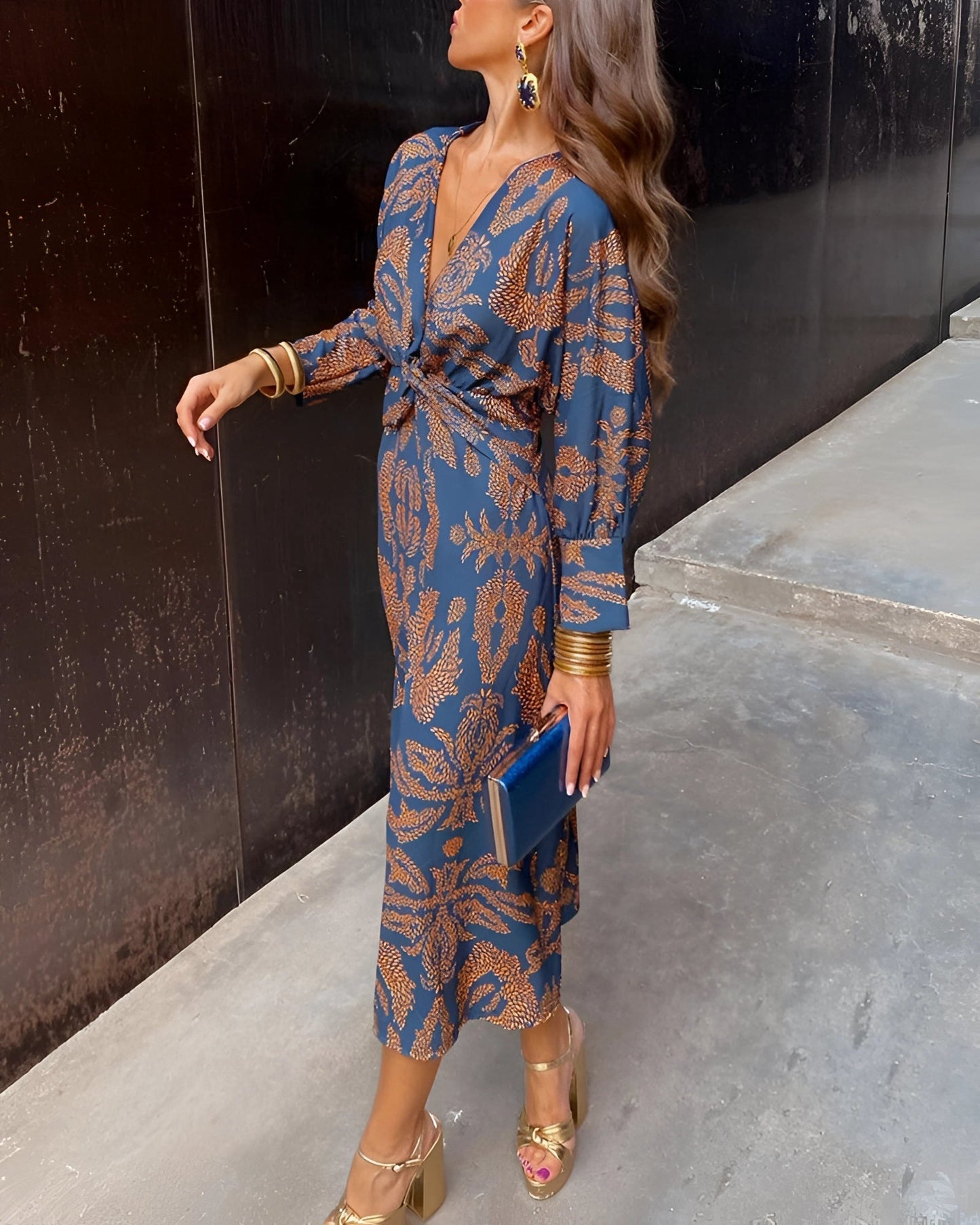Blau-orangenes Blumen-Midi-Kleid von Fudus mit V-Ausschnitt - Designer-Cocktailkleid