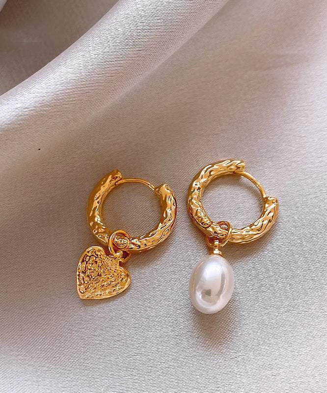 Boucles d'oreilles créoles asymétriques en alliage de cuivre doré et perles d'amour uniques - Amawinc