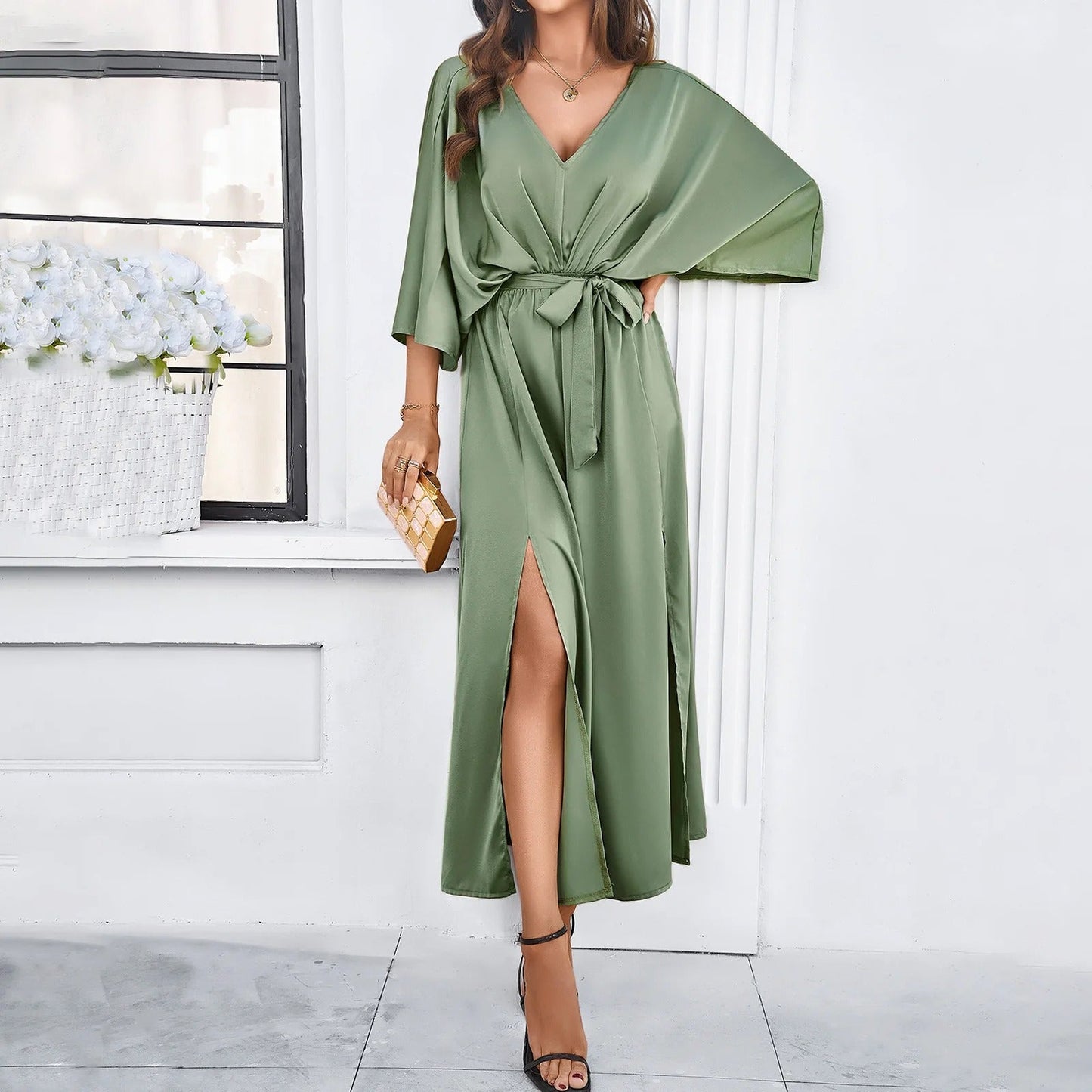 Damenkleid mit V-Ausschnitt, weiten Ärmeln und Taillengürtel