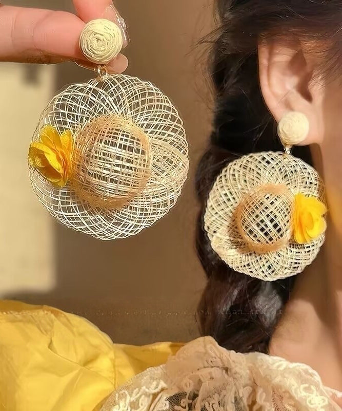 Boucles d'oreilles pendantes florales en forme de chapeau de paille tressé beige Vogue - Amawinc