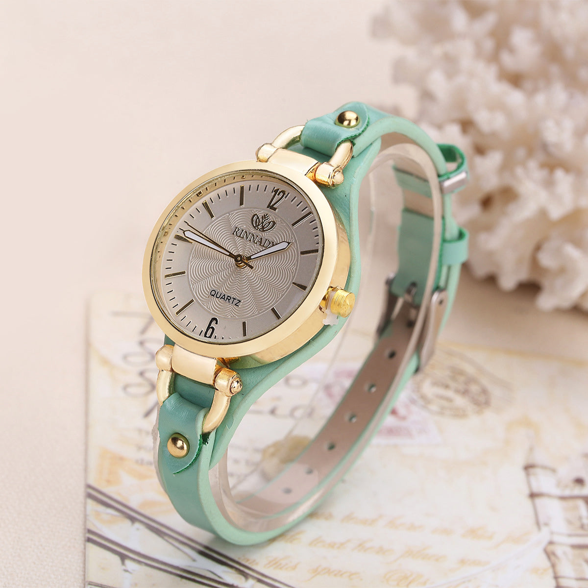 Montre Quartz Féminine Avec Lunette Dorée Et Bracelet En Faux Cuir Fin Cadran Minimaliste