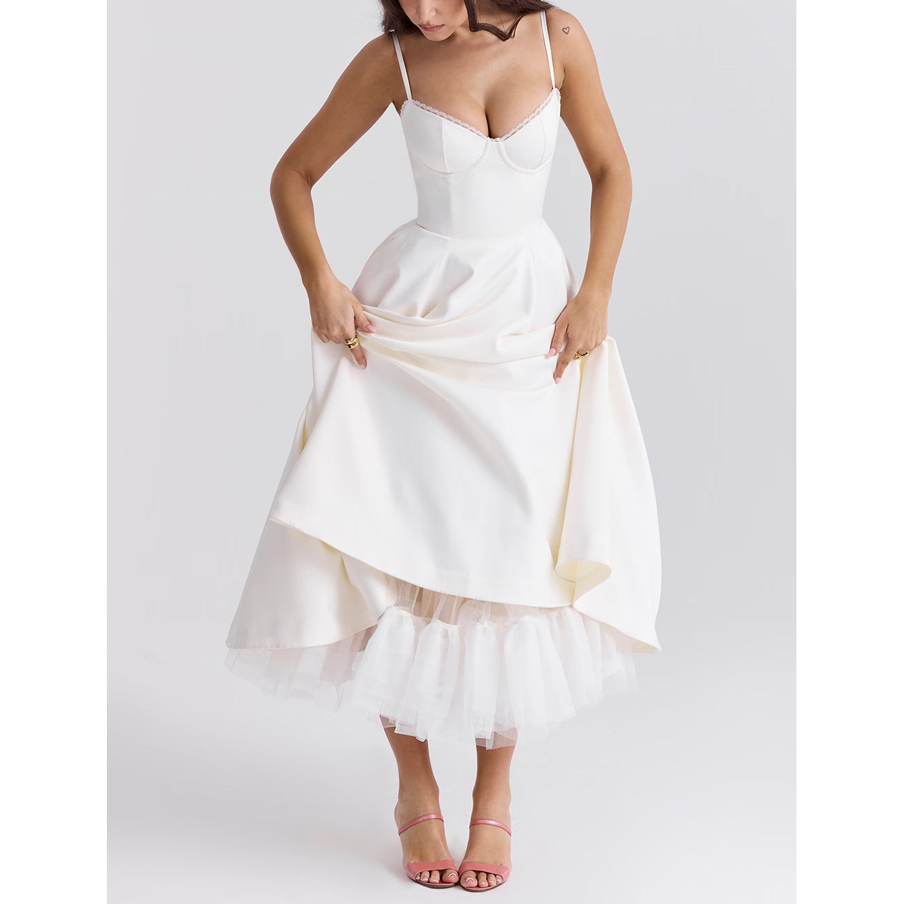 Fudus Kurzes Kleid mit Puffärmeln und V-Ausschnitt