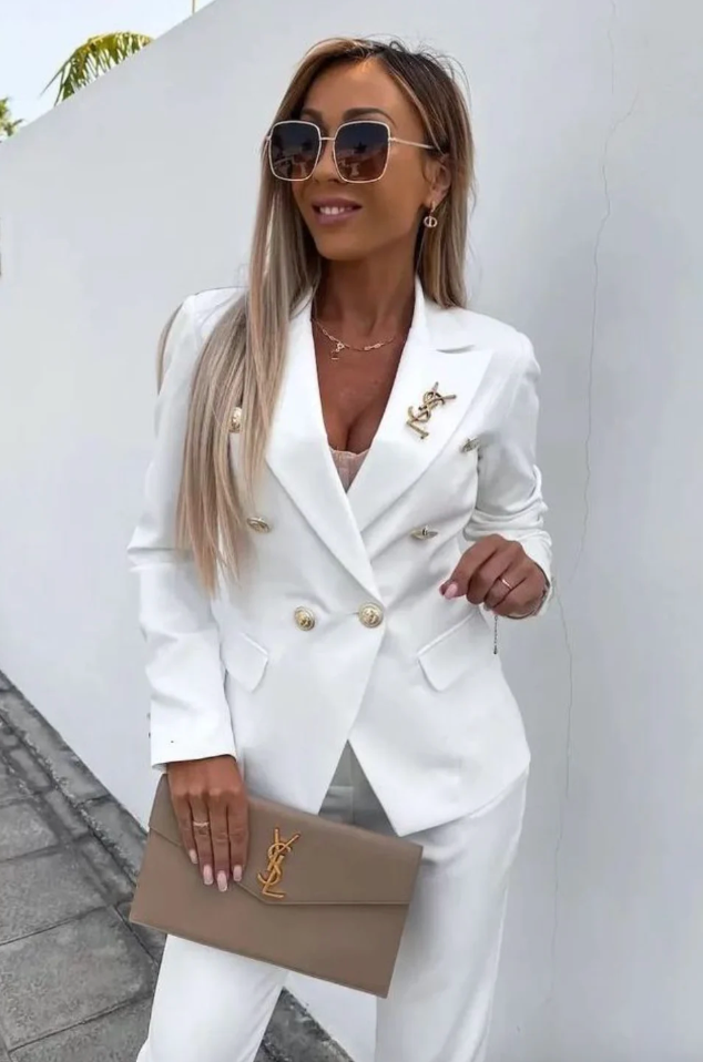 Zwei stilvolle Anna Outfits für alle Gelegenheiten
