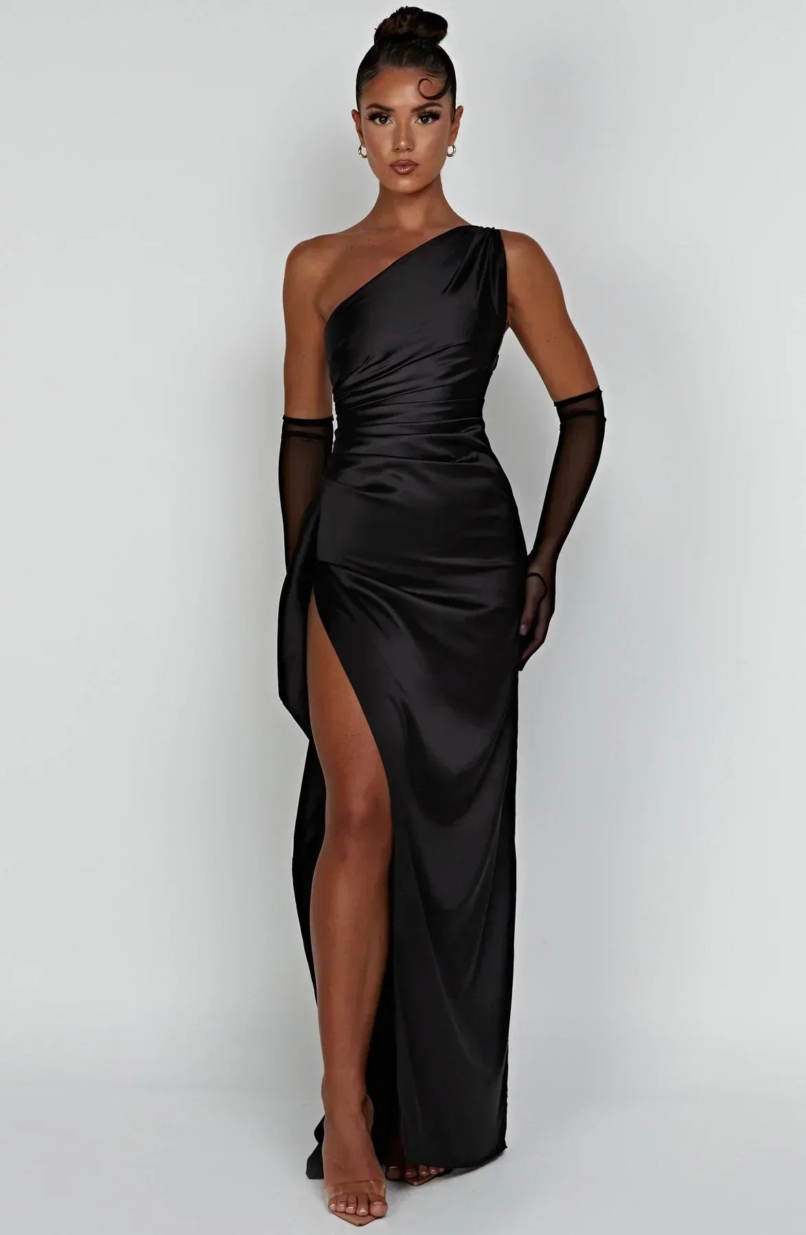 Irmgard Kleid: Plissiertes Seidenkleid mit offener Schulter