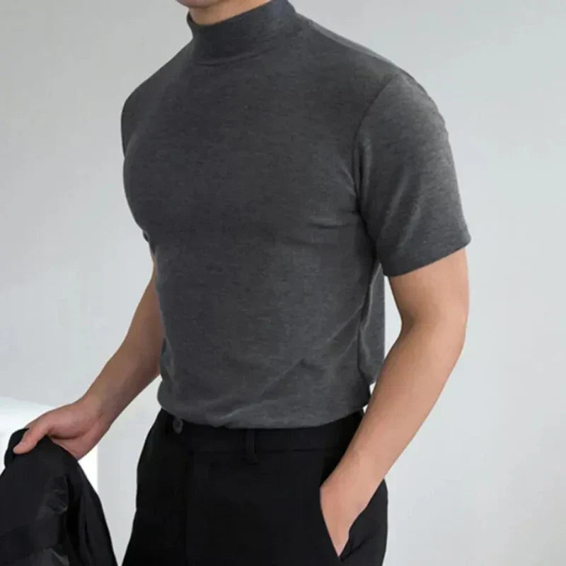 Einfaches Herren-T-Shirt mit hohem Kragen: bequem und vielseitig