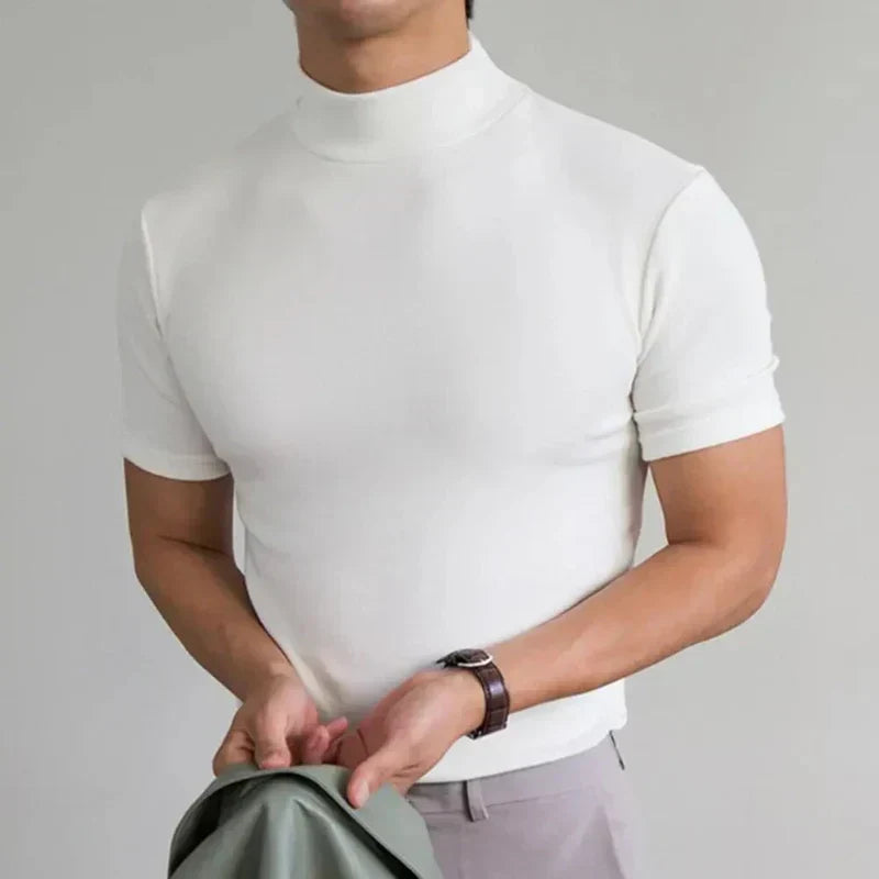 Einfaches Herren-T-Shirt mit hohem Kragen: bequem und vielseitig