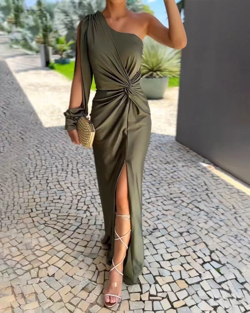 Einfarbiges Fudus Kleid mit diagonalen Schulterknoten und Schlitz