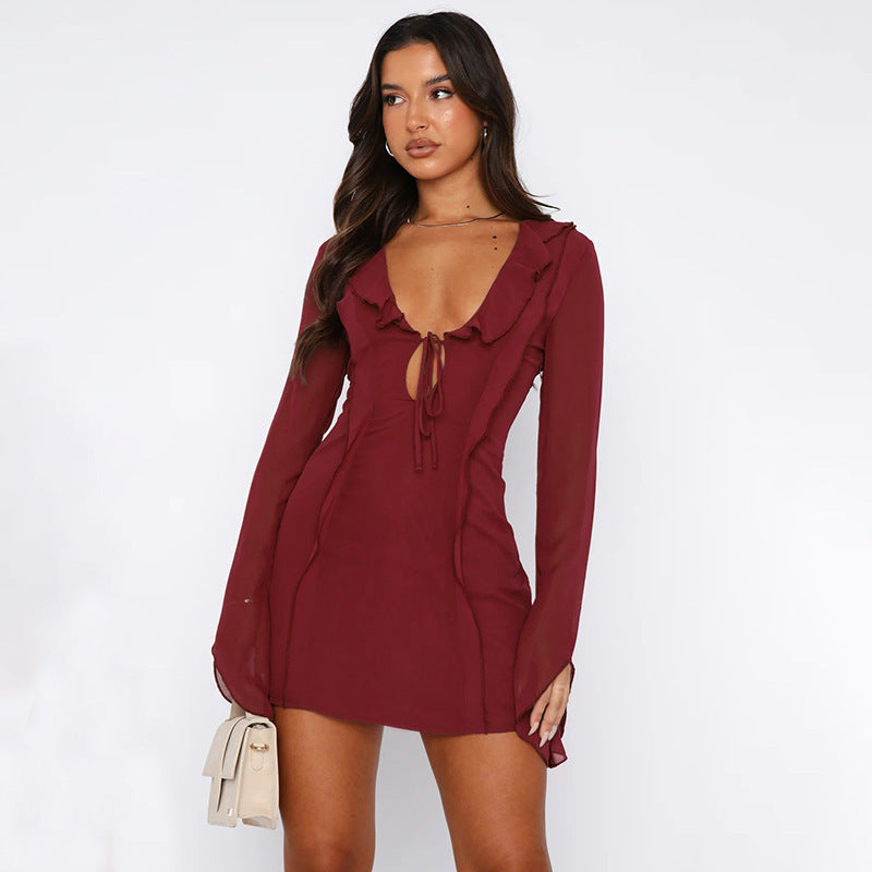 Jade-Kleid mit Rüschen, Schnürung und V-Ausschnitt