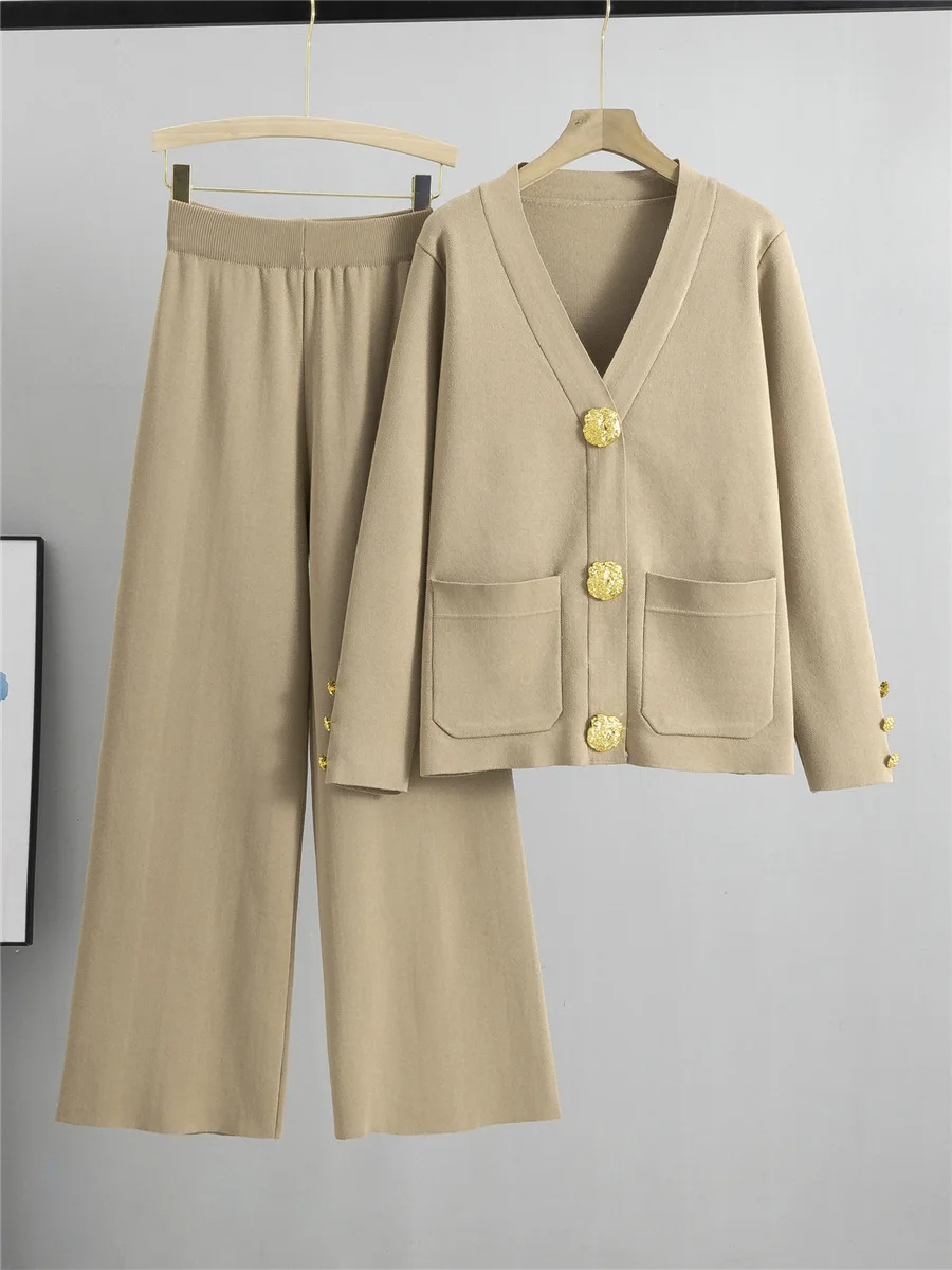 Amawinc Léa Ensemble Tricoté Chic À Détails Dorés Cardigan À Encolure V et Pantalon Large Fluide