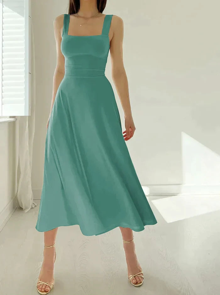 Kurzes Celine Kleid mit breiten Trägern und figurbetonter Silhouette