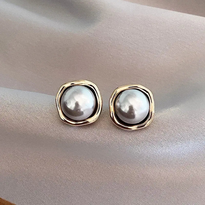 Lynn - Pearl Stud Earrings - Amawinc