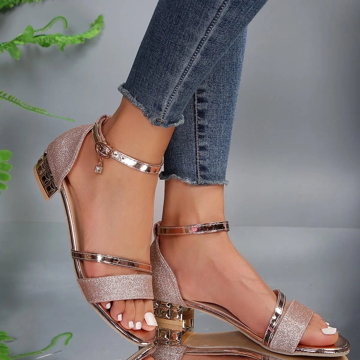 Komfortable Damen-Sandalen von Lori mit orthopädischem Fußbett für den Sommer