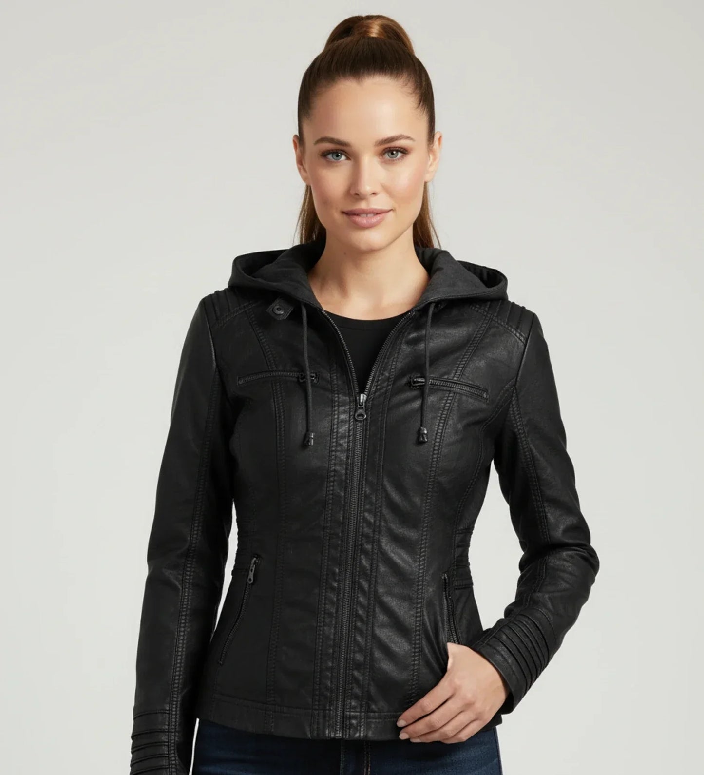 Veste Moto Féminine À Capuche Zipée Ajustée Et Détails Quiltés Aux Épaules Design À Panneaux