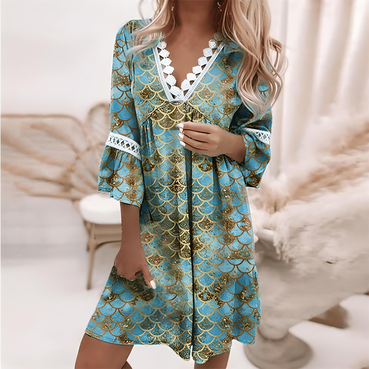 Elegantes Damenkleid von Paula mit V-Ausschnitt