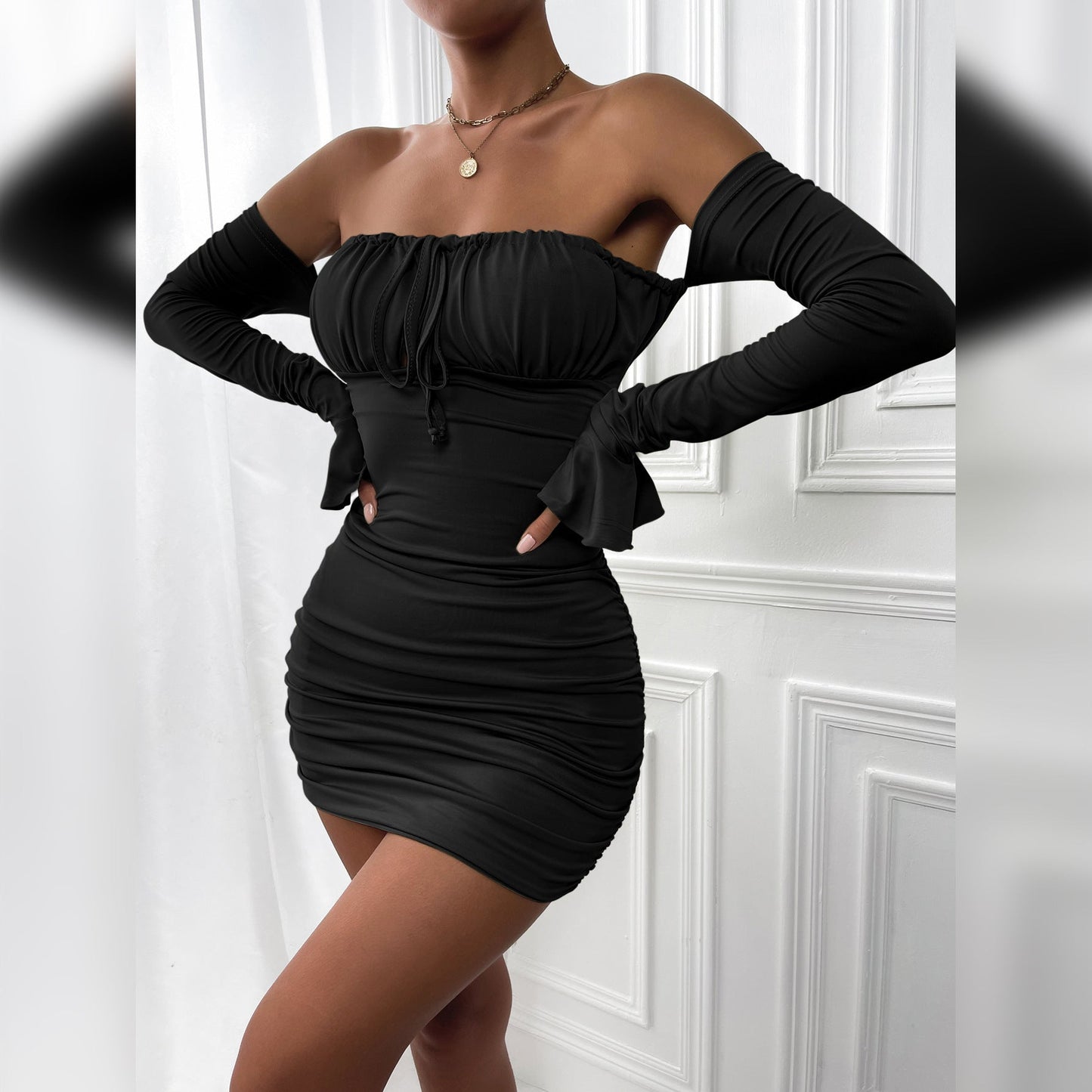 Sophia: Trägerloses Kleid mit Schleifen und Raffungen