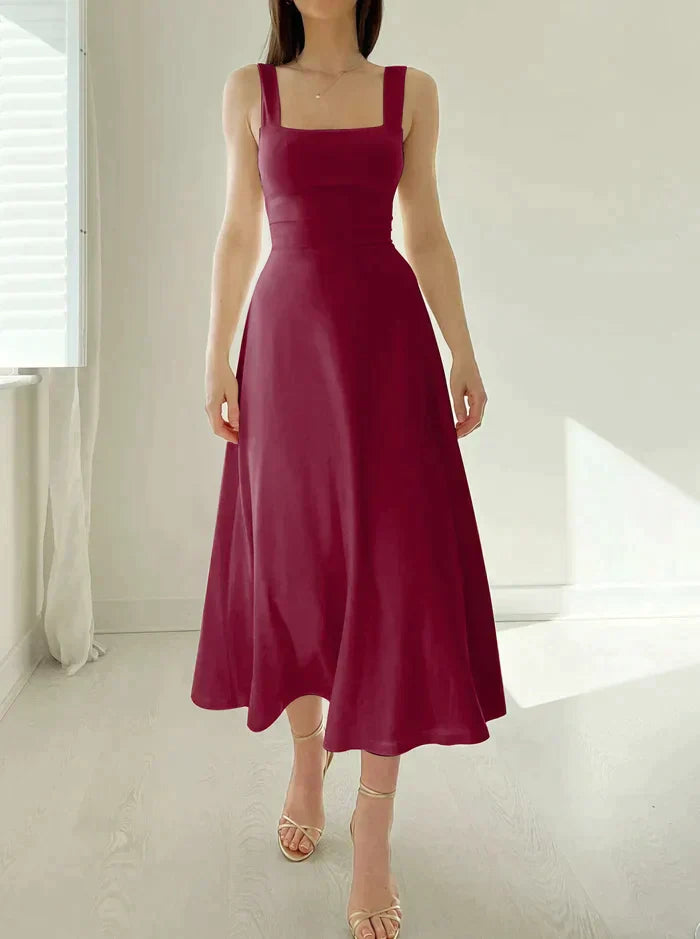 Kurzes Celine Kleid mit breiten Trägern und figurbetonter Silhouette