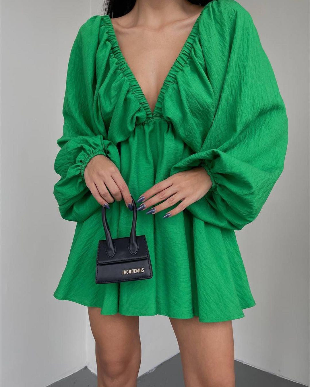 Hayley Kleid mit V-Ausschnitt und Laternenärmeln