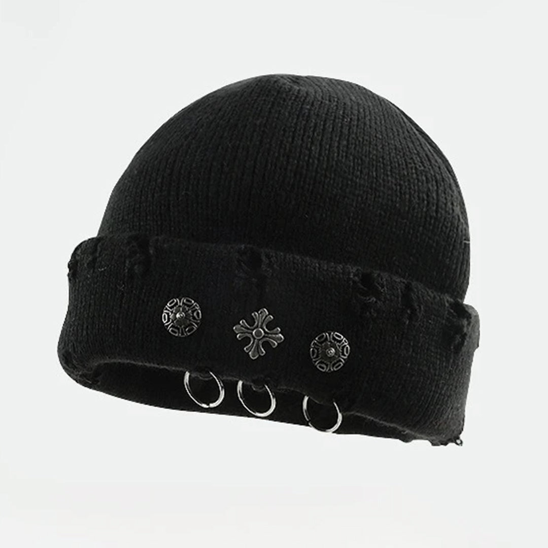 Bonnet Tricot Contemporain Piercé avec Croix et Détails Piercing Ourlet Usé Coton Polyester Pièces Métalliques