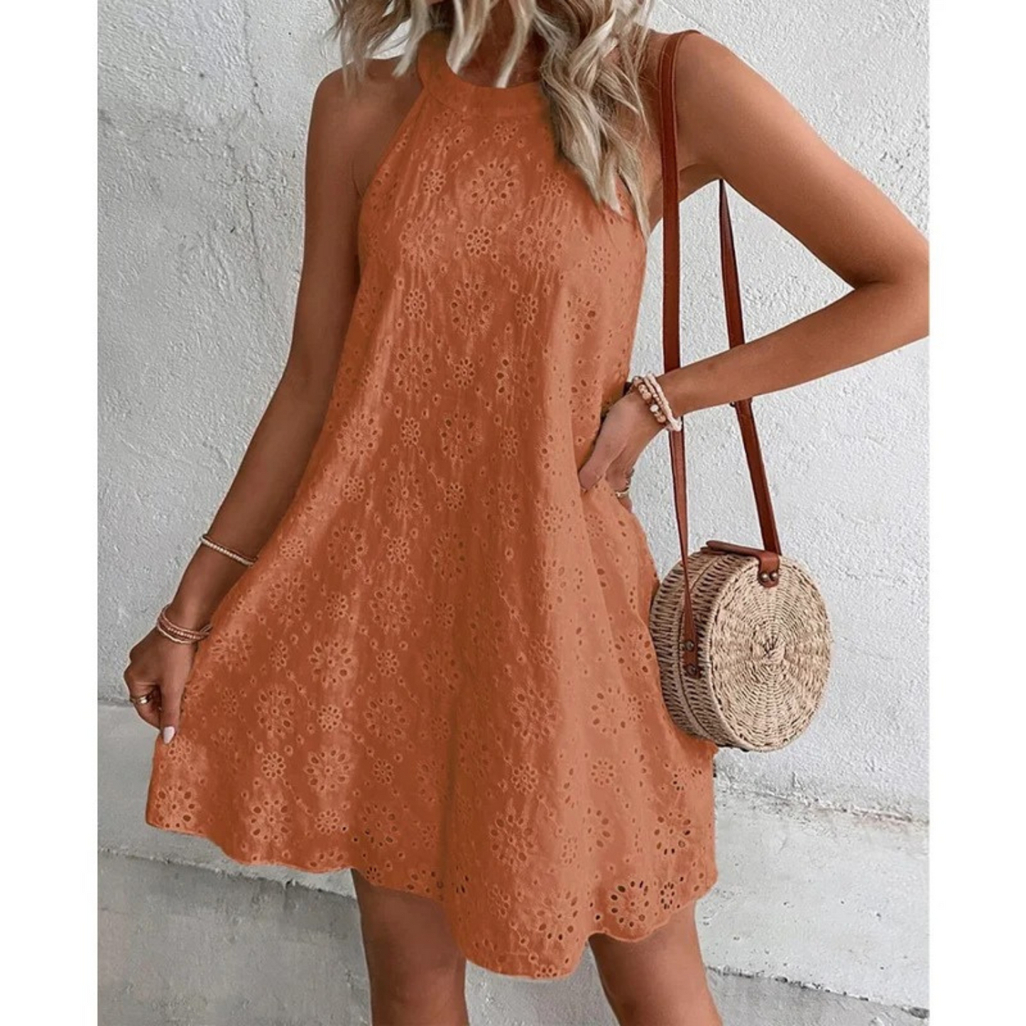 Robe Femme Sans Manches Coupe A Line Col Halterneck Dentelle Brodée Légère Et Estivale
