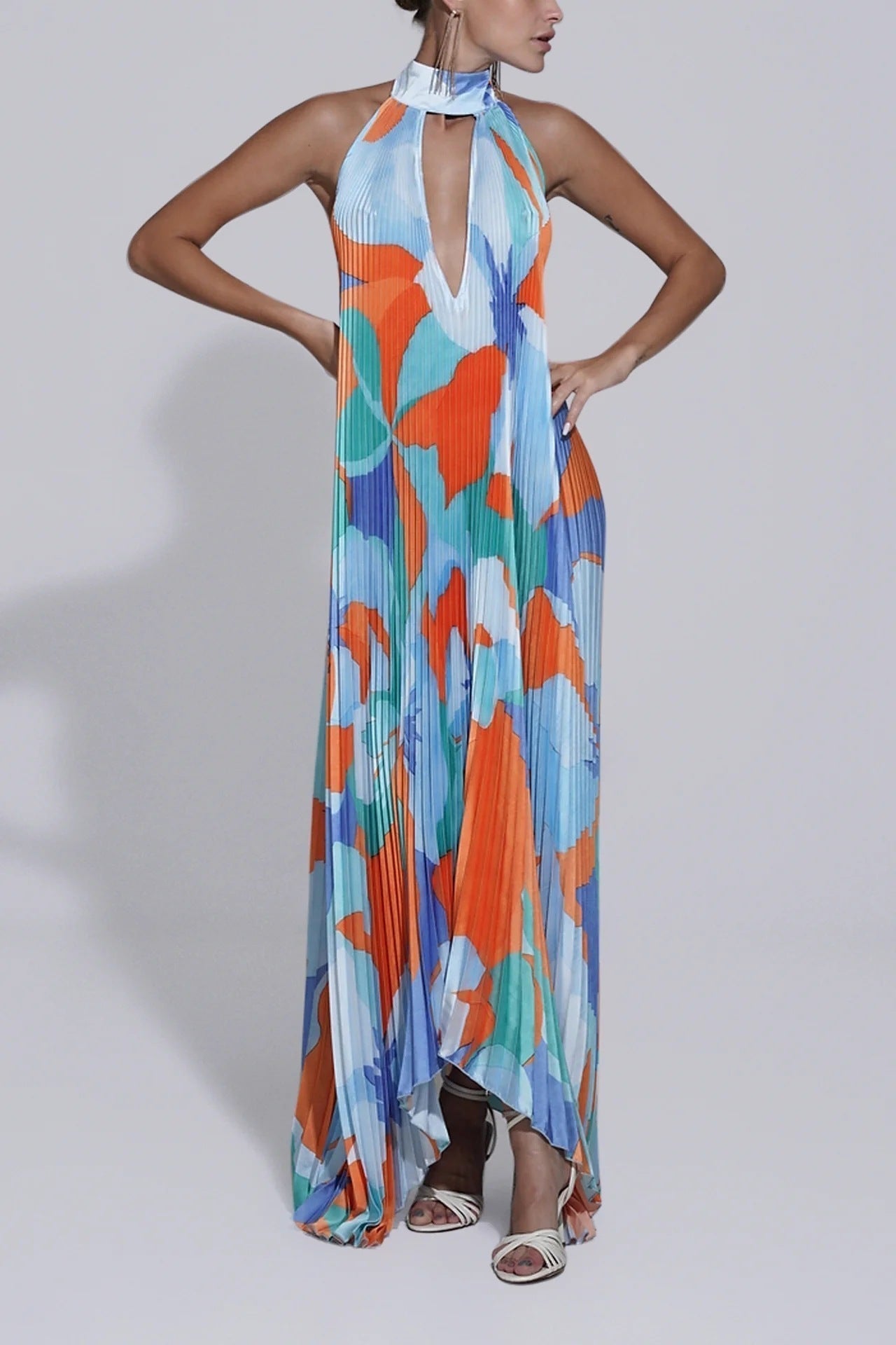 Fudus bedrucktes Swing-Kleid mit tiefem V-Ausschnitt