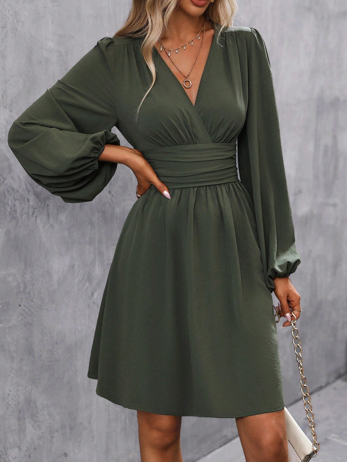 Robe Midi Bella Amawinc Plissée Élégante Pour Soirées Et Événements Formels Avec Col V Et Silhouette A Ligne
