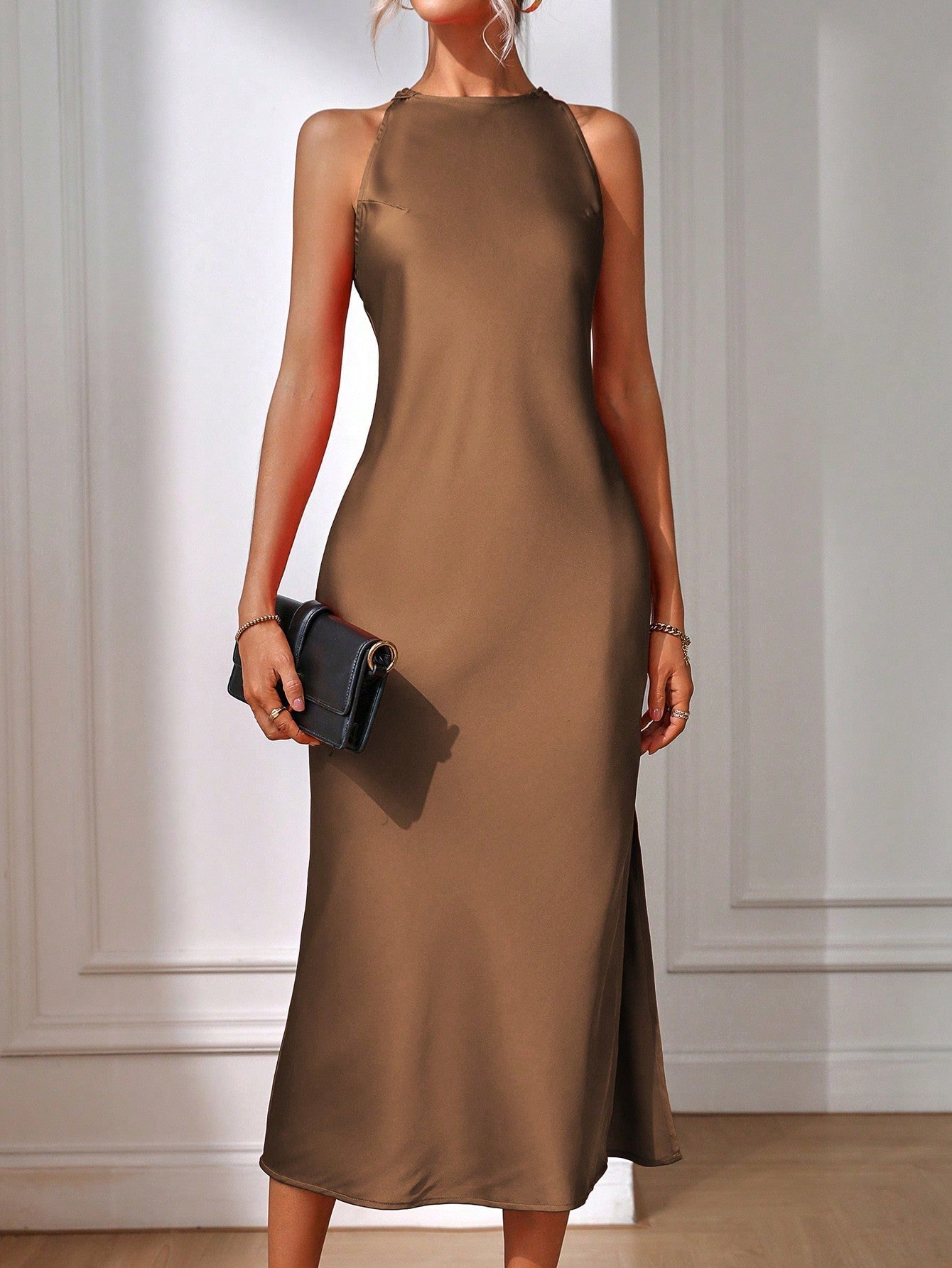 Robe Longue Sans Manches Brielle Maxi Élégante Avec Dos Architecturale Et Ouvertures Latérales Amawinc