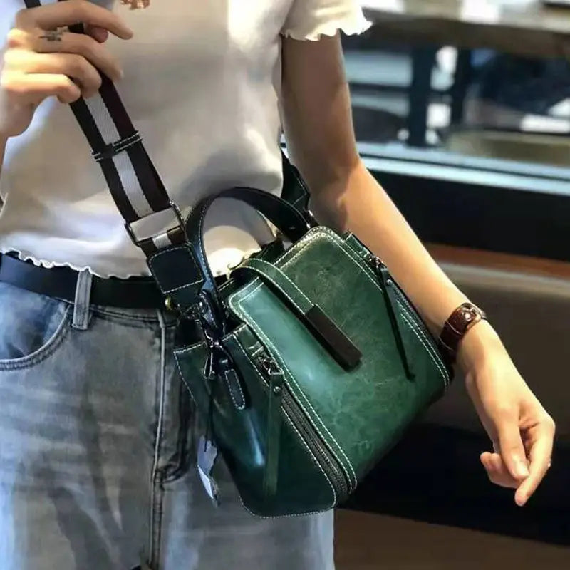 Sac Bandoulière Cathy En Cuir Amawinc Design Structuré Avec Bretelle Ajustable Pour Une Polyvalence Toute La Journée