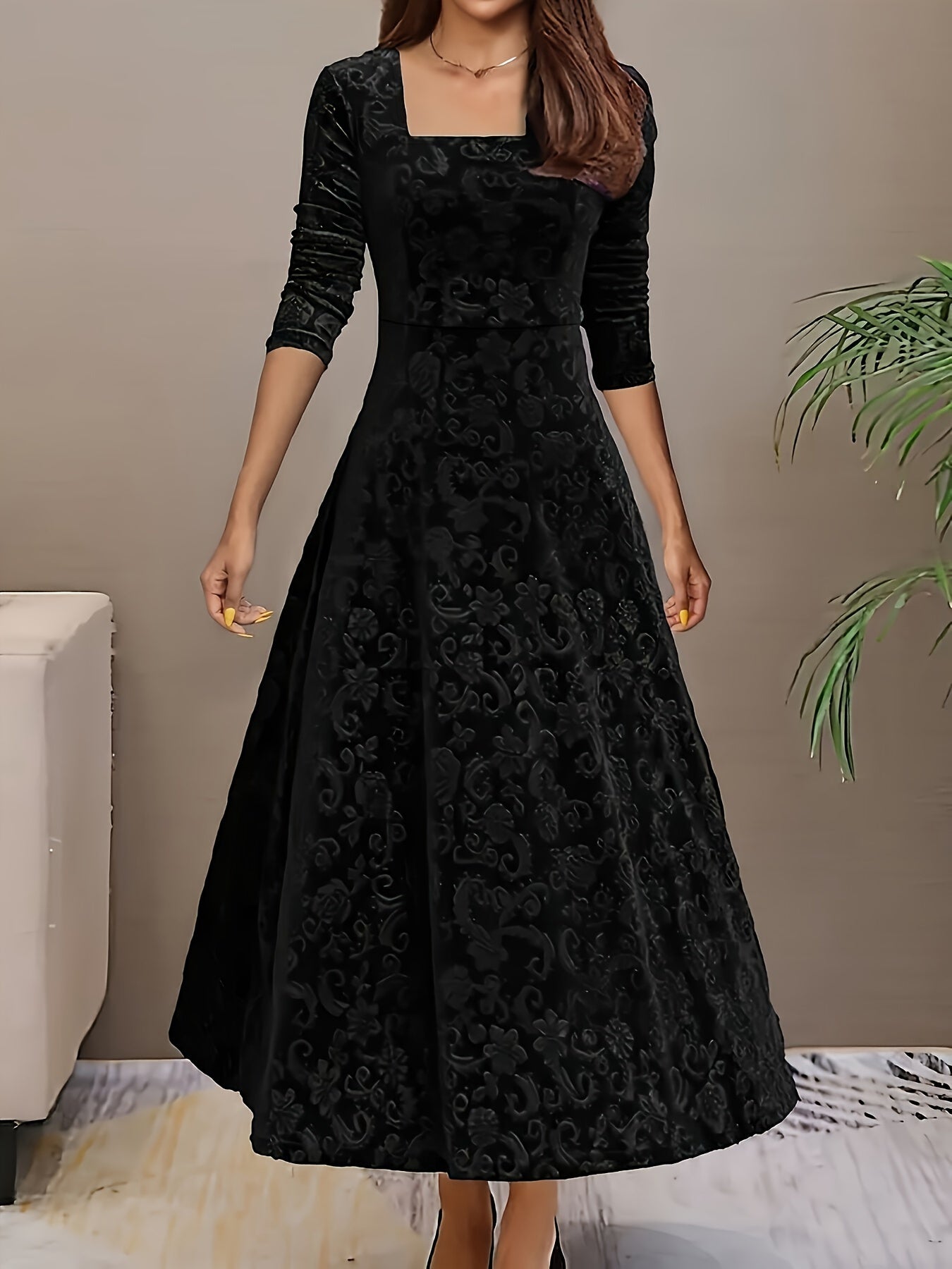 Amelia Robe de Soirée Velours À Encolure Carrée Avec Broderie Florale Élégante Moderne