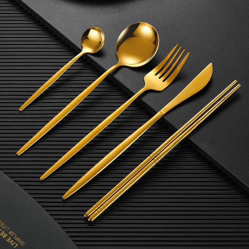 Set de Couverts Moderne en Acier Inoxydable Finis Noir Mat et Or Pour Réceptions Élégantes