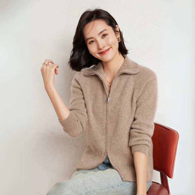 Pull Zippé En Laine Mérinos Luxe Avec Col Revers Contour Élégant Et Texture Intemporelle