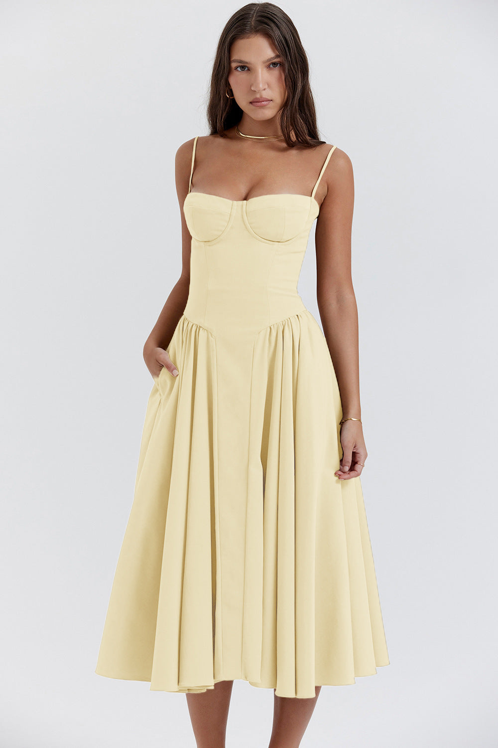 Robe Midi Plissée Natalie Amawinc Élégance Structurée Pour Printemps Et Été Avec Buste Structuré Et Silhouette Flatteuse