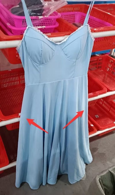 Fudus Kurzes Kleid mit Puffärmeln und V-Ausschnitt