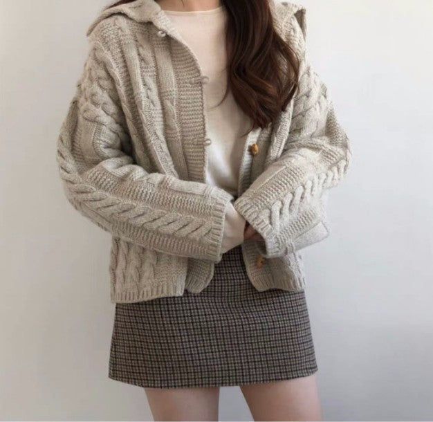 Damen Strickjacke mit voluminösen Ärmeln und detailreicher Zopfmusterung Amawinc