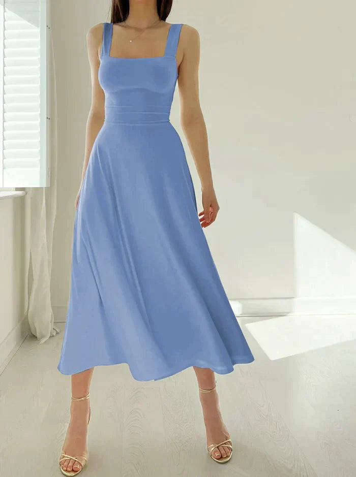 Kurzes Celine Kleid mit breiten Trägern und figurbetonter Silhouette