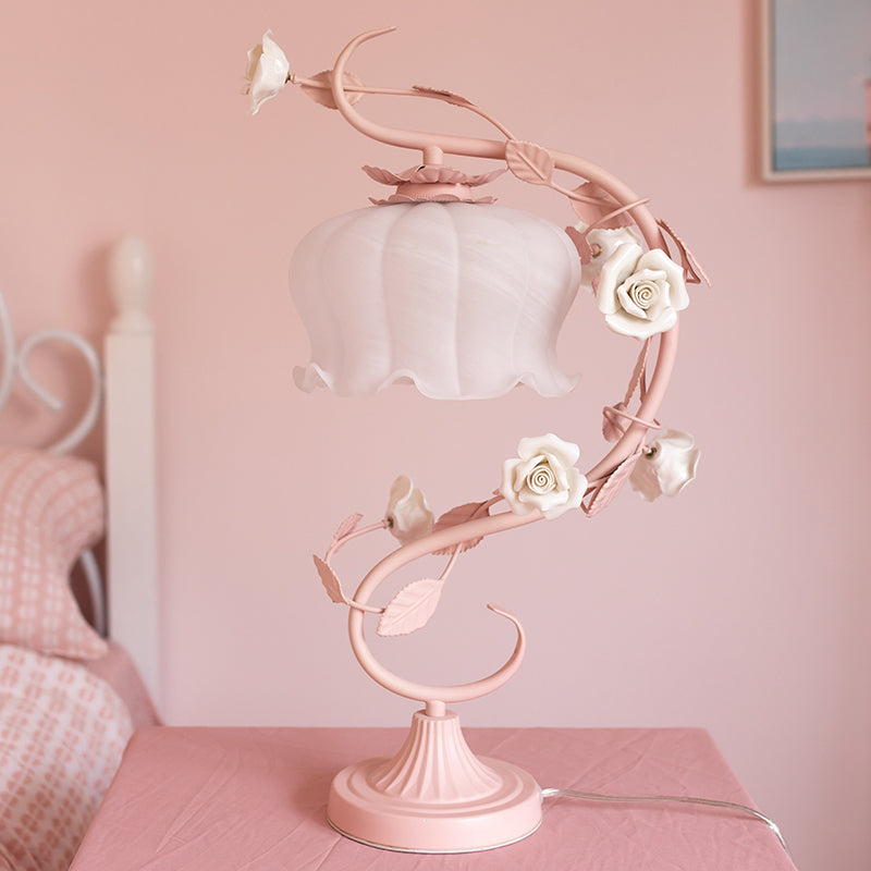Elegante Rosenleuchte mit Überdachung von RosaGlo™