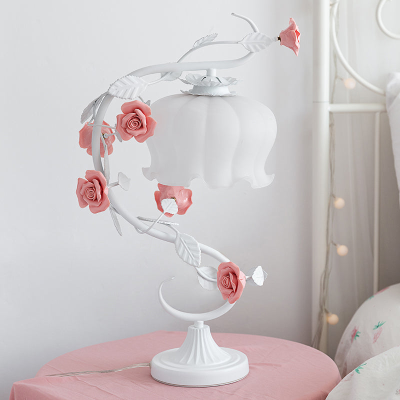 Elegante Rosenleuchte mit Überdachung von RosaGlo™