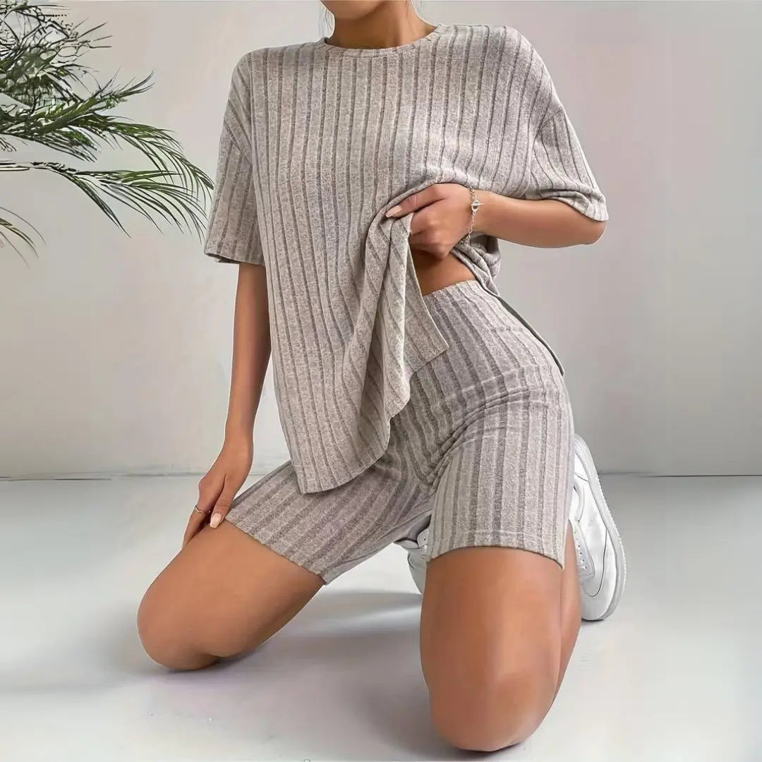 Ensemble Deux Pièces Confort Harmony Pour Femme Avec T Shirt Col Rond Et Legging Court En Tissu Côtelé Premium