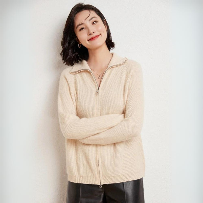 Pull Zippé En Laine Mérinos Luxe Avec Col Revers Contour Élégant Et Texture Intemporelle